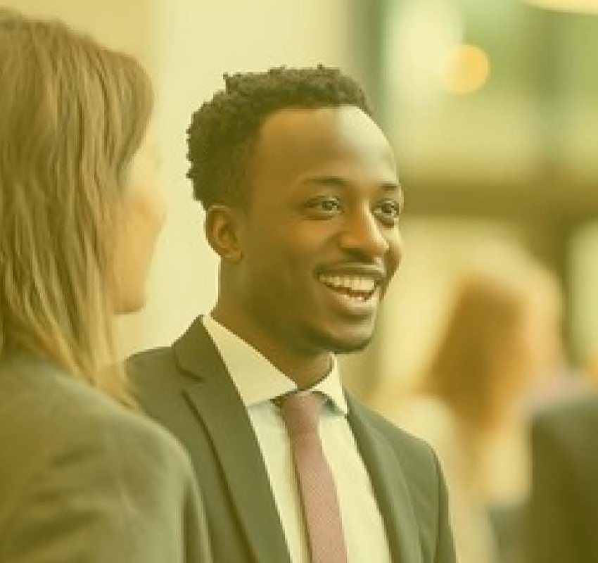 Deux professionnels échangeant lors d’un événement de réseautage